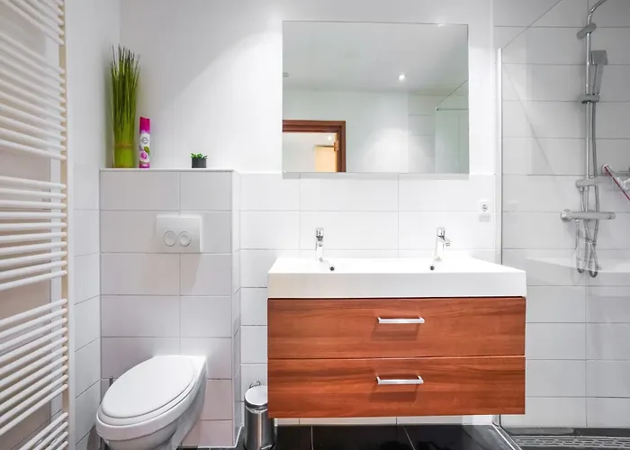 Serene In With Terrace Сasa de vacaciones *